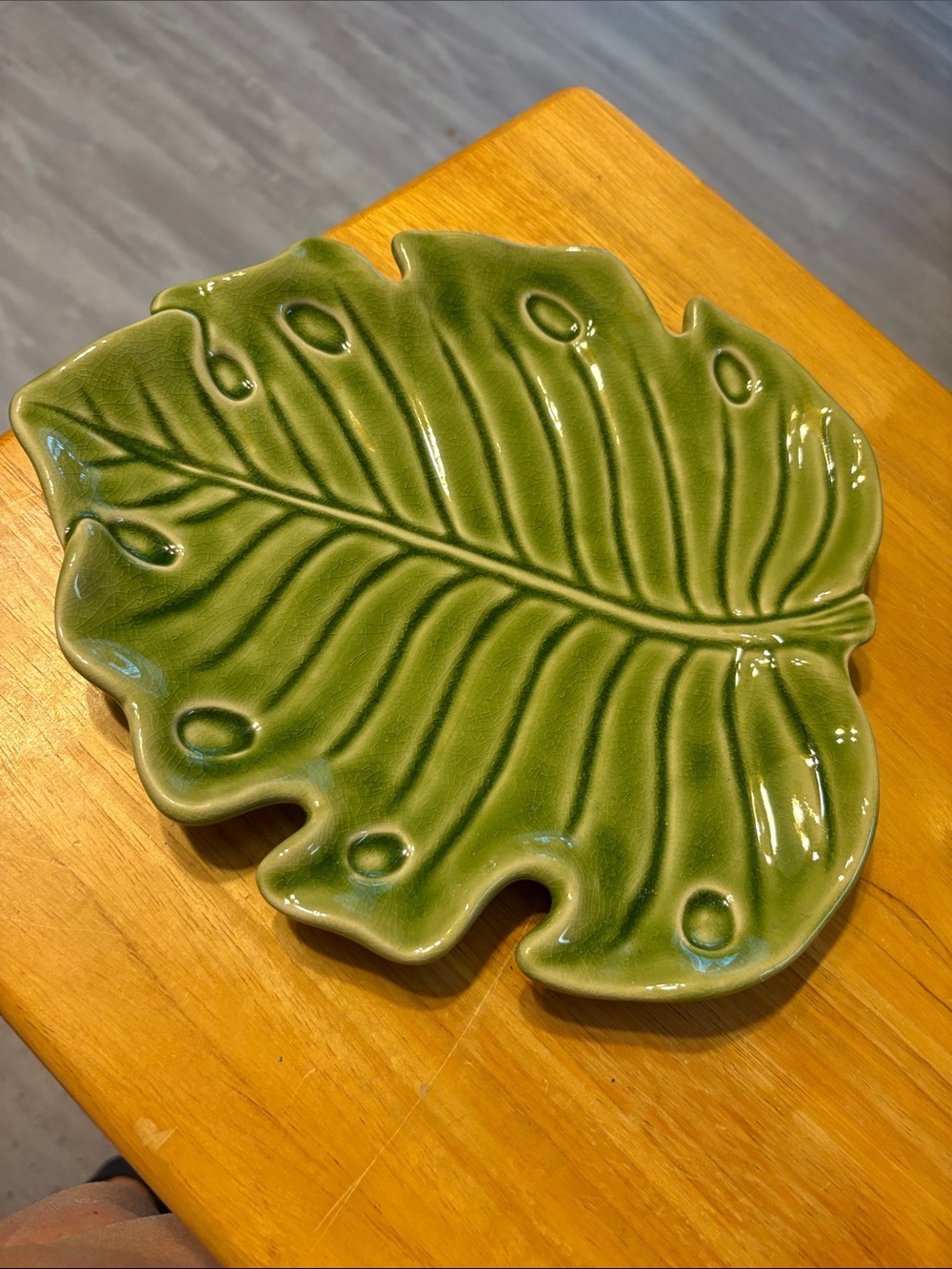 Leaf-Shaped Ceramic Serving Platter in Green - Home Dining Serveware